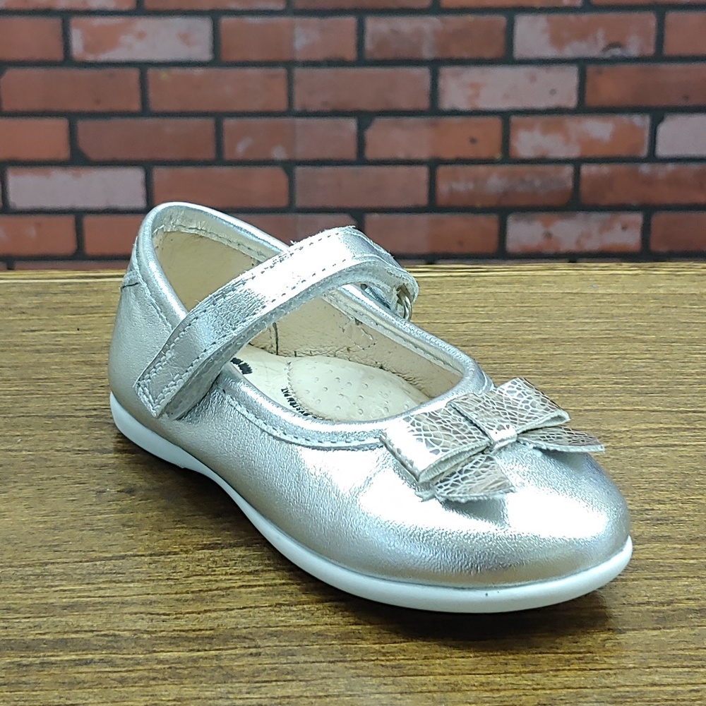 Dogi® Girls Platinum Flats wih Strap and Bow